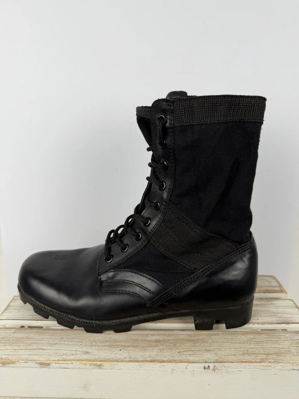 Black military jungle boots made of leather and nylon size 9M